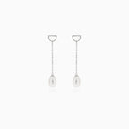 Boucles d’oreilles pendantes en chaîne avec clous en argent et perle