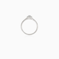 Luxusní zásnubní prsten z bílého zlata se zdobeným čtvercovým designem