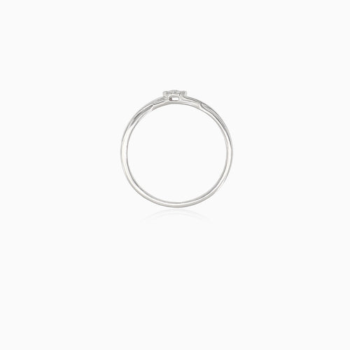 Třpytivý zásnubní prsten z bílého zlata s krouceným designem a diamanty