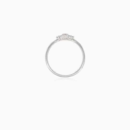 Bague de fiançailles élégante pour femme avec diamants ronds taillés à facettes fines