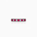 Schlichter Ring mit Zirkonia und synthetischem Rubin