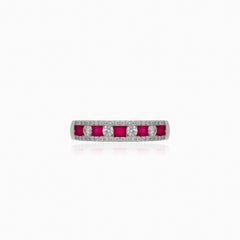 Schlichter Ring mit Zirkonia und synthetischem Rubin