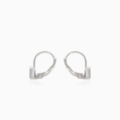 Boucles d’oreilles pendantes en argent avec saphir synthétique.