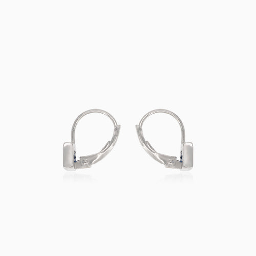 Boucles d’oreilles pendantes en argent avec saphir synthétique.