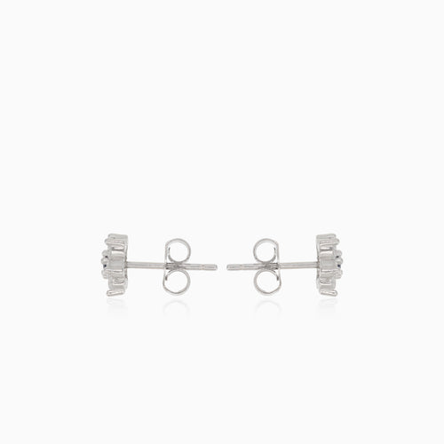 Stříbrné květinové náušnice se safírovým středem