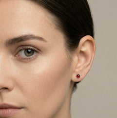 Boucles d’oreilles en grenat et or jaune avec détails en forme de couronne