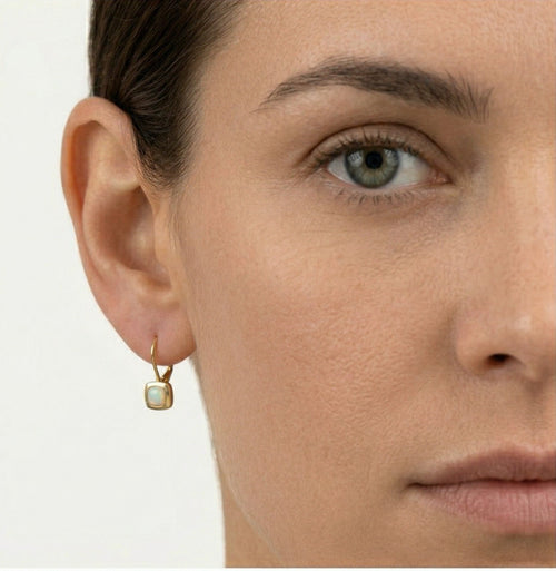 Pendientes cuadrados de oro con ópalo blanco