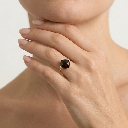 Refined yellow gold garnet ring