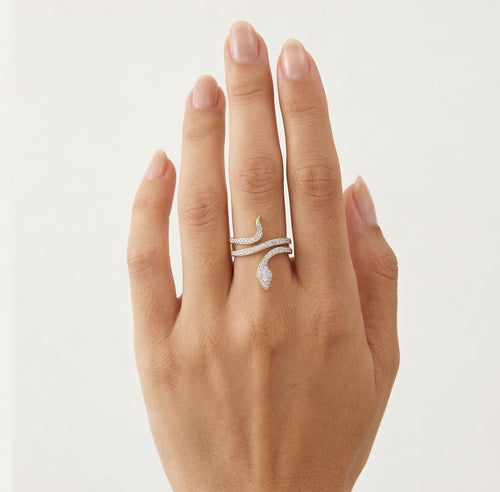 Anillo de serpiente con diamantes en espiral
