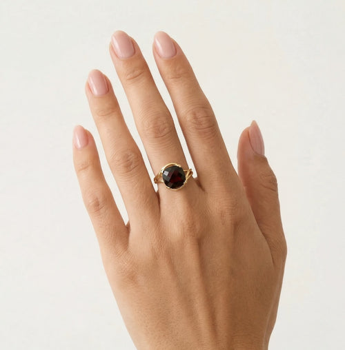Bague en or élégante avec grenat taille coussin