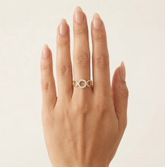 Zlatý prsten s lesklými kubickými zirkony