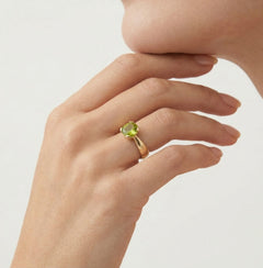 Zlatý prsten s vltavínem ve tvaru polštářku