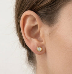 Boucles d'oreilles clous en or avec serti.