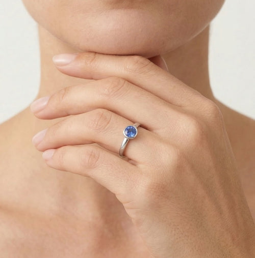 Elegante anillo de oro blanco con tanzanita