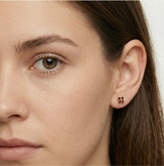 Pendientes elegantes de granate cuadrados