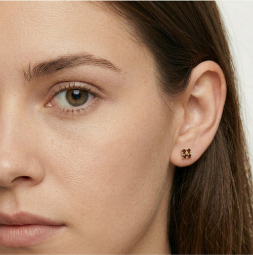 Pendientes elegantes de granate cuadrados