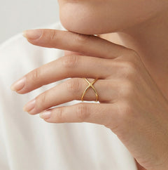 Eleganter Gelbgold-Damenring im X-Design