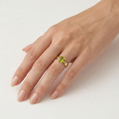 Zlatý prsten s vltavínem ve tvaru polštářku