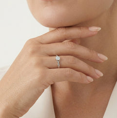 Třpytivý zásnubní prsten z bílého zlata s krouceným designem a diamanty