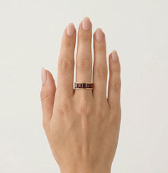 Eleganter Goldring mit 5 Granaten