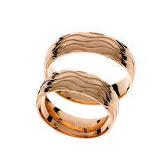 Bague de mariage en or rose avec lignes ondulées