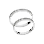 Bague de mariage en or blanc avec un design central unique.