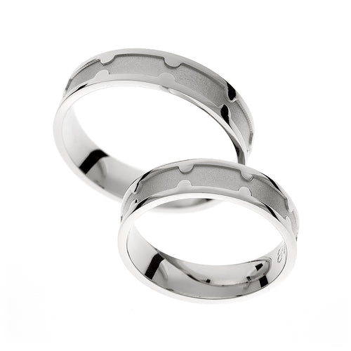 Anillo de boda grueso en oro blanco con acabado mate