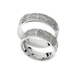 Bague de mariage avec détail cœur et pierres