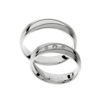 Bague de mariage en or blanc avec finition mate et polie.