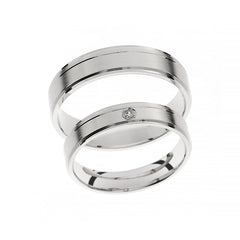 Bague de mariage en or blanc avec finition polie.