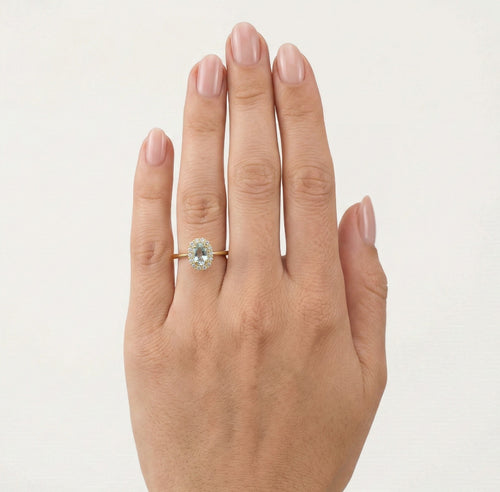 Bague ovale en topaze avec halo en or