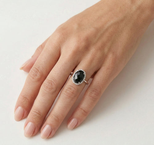 Anillo de oro blanco con ónix ovalado y halo