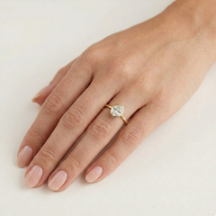 Zlatý prsten s oválným zirkonem osazeným v Lunetě