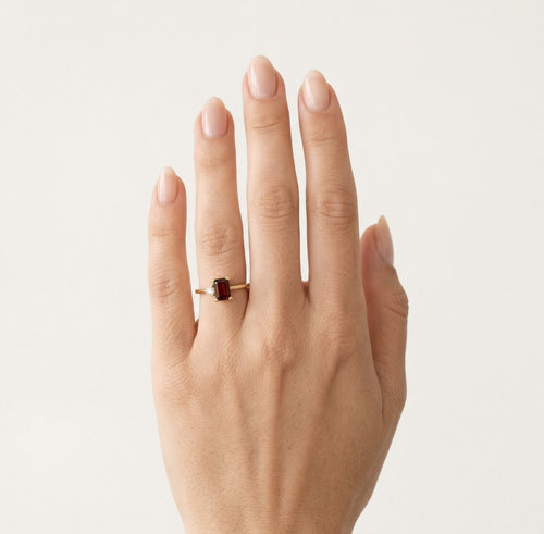 Zlatý dámský prsten s kubickými zirkony a granátem