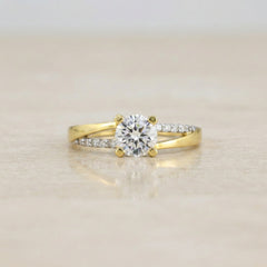 anillo de oro con doble línea destacada