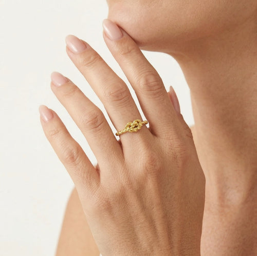 Prsten ze žlutého zlata se zapleteným srdcem