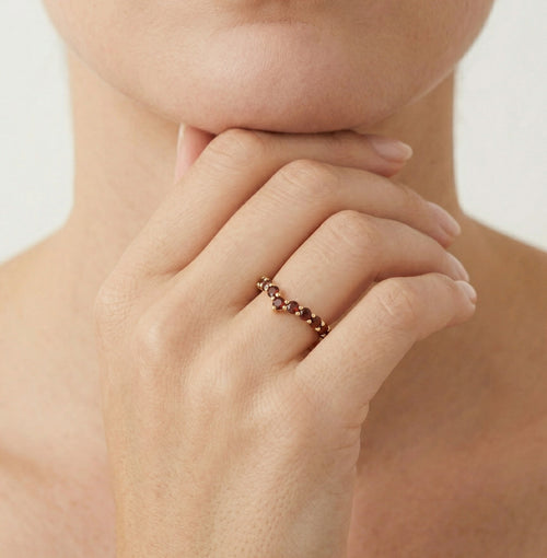 Anillo sencillo en forma de V con granate