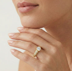 Bague en or avec pavé accentué