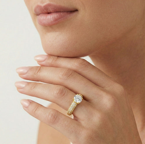 Bague en or avec pavé accentué