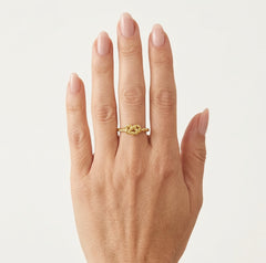 Prsten ze žlutého zlata se zapleteným srdcem