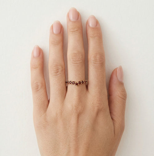 Einfacher V-förmiger Ring mit Granat