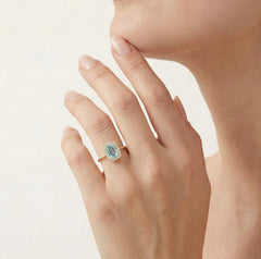 Zlatý prsten s modrým topazem