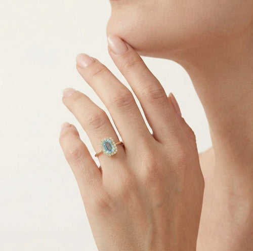 Zlatý prsten s modrým topazem