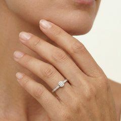 Bague de fiançailles avec diamant accent en sertissage clos