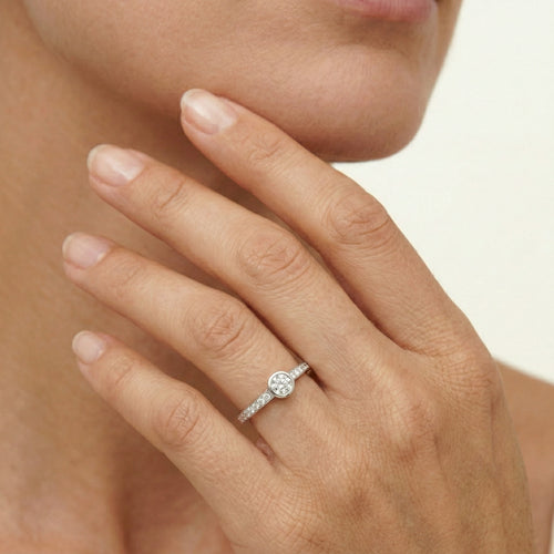 Bague de fiançailles avec diamant accent en sertissage clos