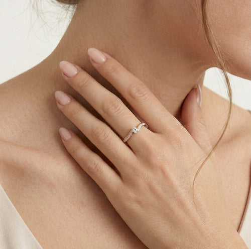 Zásnubní prsten z růžového zlata s diamantem