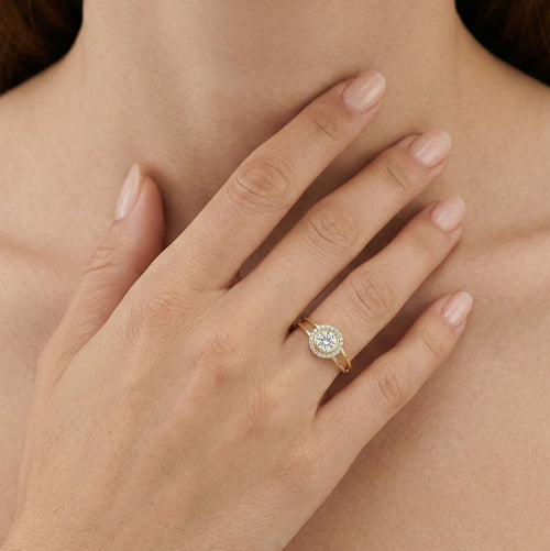 Anillo de oro amarillo brillante y pulido