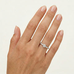 Bague de fiançailles avec diamant accent en sertissage clos