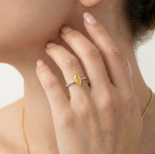 Bague de fiançailles en diamant jaune taille marquise