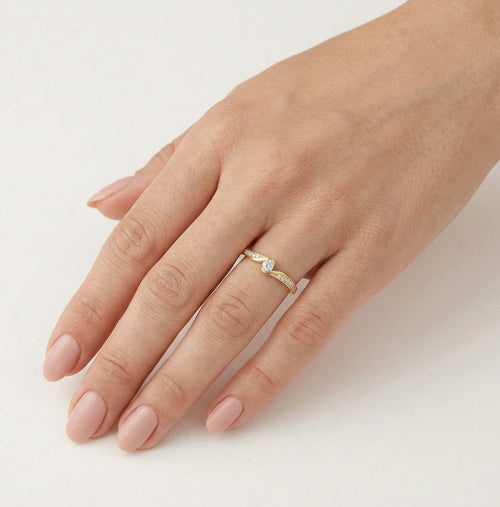 Zásnubní prsten ze žlutého zlata s diamantem